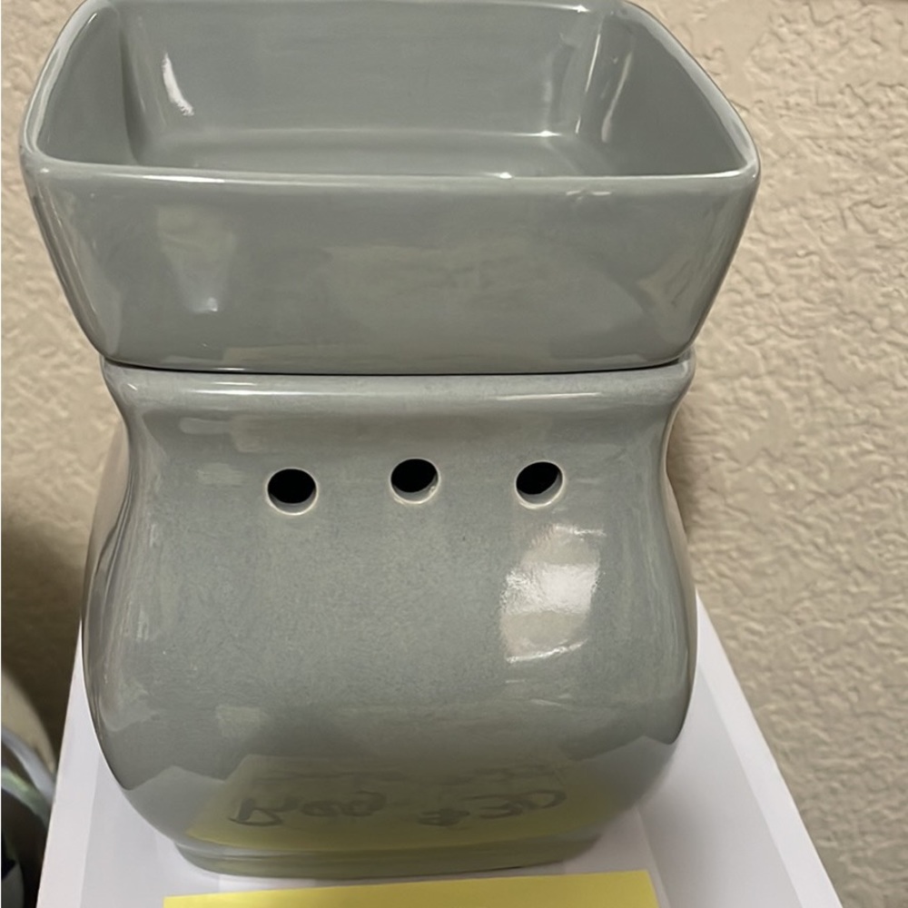 Brand new Scentsy Warmer called curved classic is grey